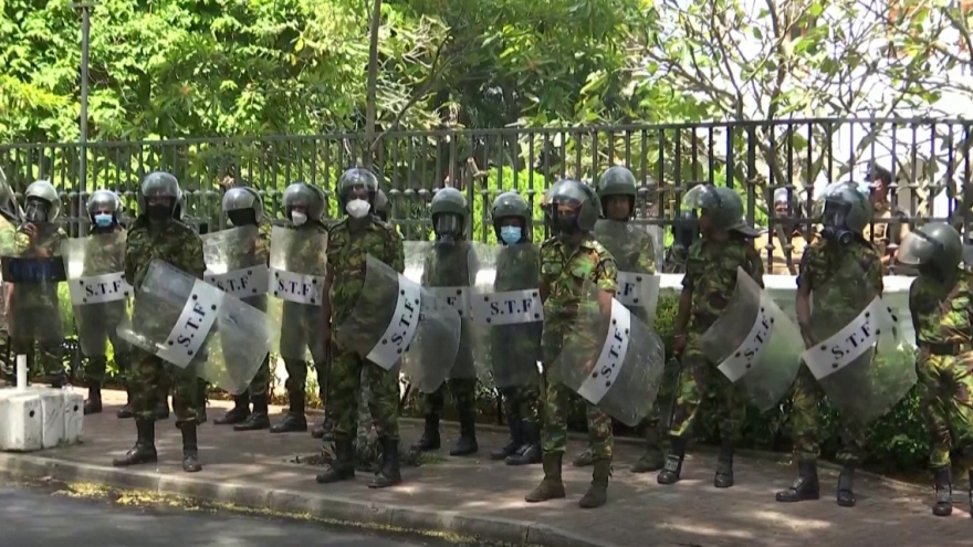 Sri Lanka ban bố tình trạng khẩn cấp sau khi Tổng thống chạy khỏi đất nước